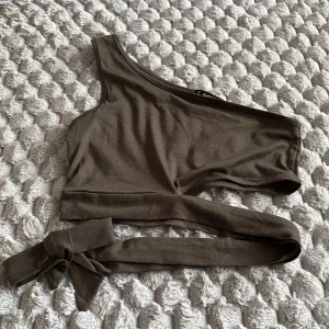 Grön one shoulder topp från SHEIN