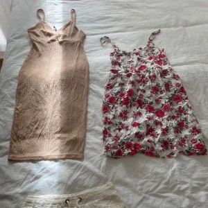 Beige ribbad klänning & blommig klänning