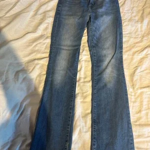 Levi's 725 High Rise Bootcut Jeans