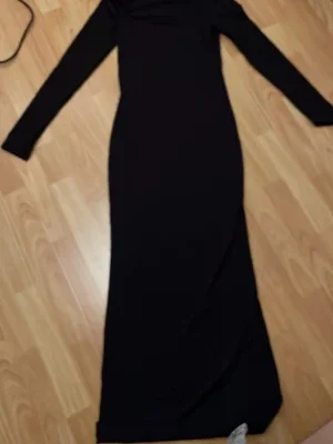 Svart långärmad långklänning Gina Tricot