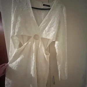 Vit långärmad klänning med cut-out