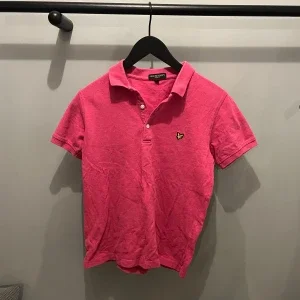 Rosa pikétröja från Lyle & Scott