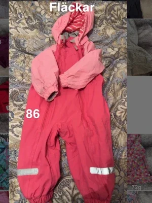 Rosa skaloverall med huva, stl 86
