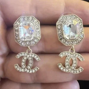 Glittriga Chanel örhängen med kristaller