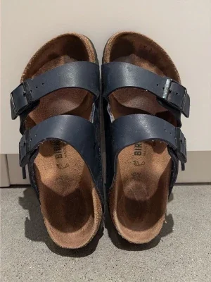 Mörkblå Birkenstock sandaler
