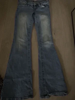 Blå utsvängda jeans bootcut