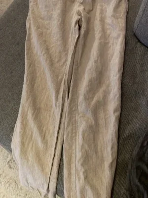 Beige linnebyxor med resårmidja