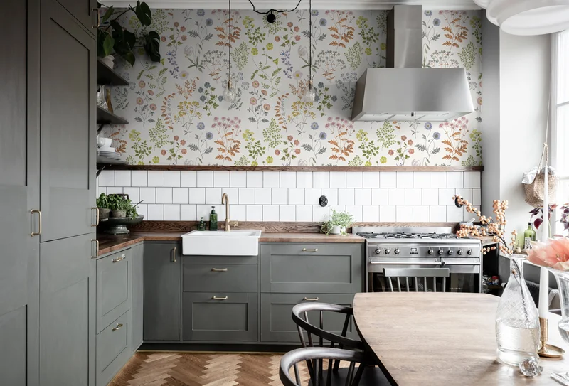 Boråstapeter Botanica blommig tapet med textiltextur, vit/flerfärg