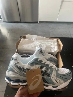 Asics Gel-Kayano 14 vita och silver