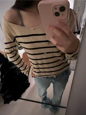 Beige randig tröja