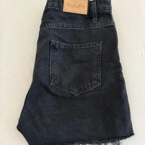 Svarta jeansshorts från Denim Day