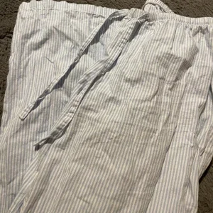 Randiga linnebyxor från H&M