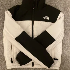 Vit north face jacka