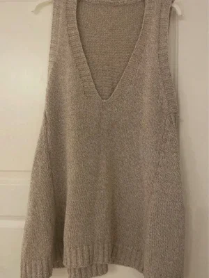 Beige stickad väst med v-ringning