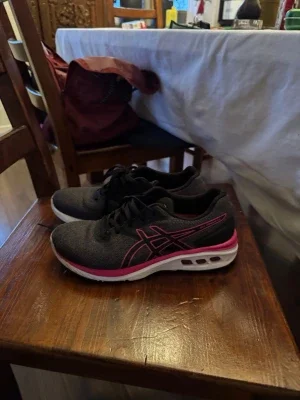 Svarta och rosa Asics sneakers