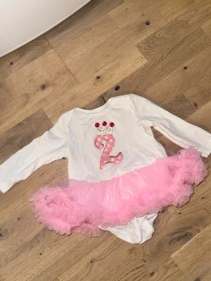 Vit och rosa tårtkjolsklänning 2 år Vit, rosa body med volang kjol