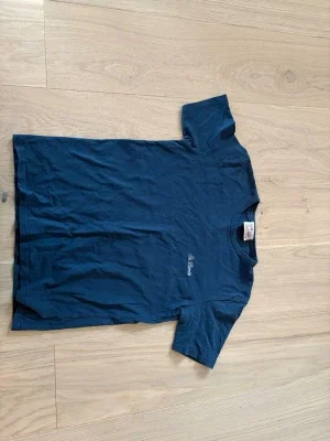 Mörkblå t-shirt från MC2 Saint Barth