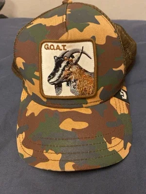 Camo truckerkeps med get-brodyr
