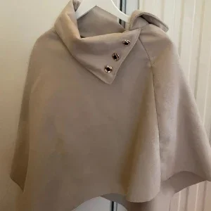 Beige poncho med knappar