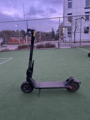 Svart elscooter från Xiaomi