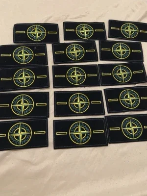 Stone Island tygmärke svart/gul og restock priset kan diskuteras