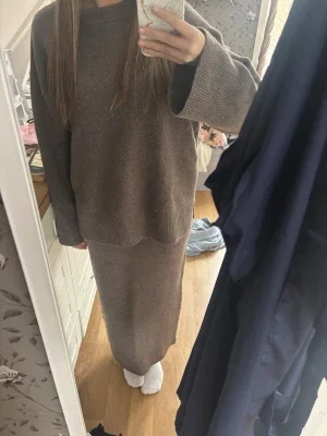 Brunt stickat set med lång kjol