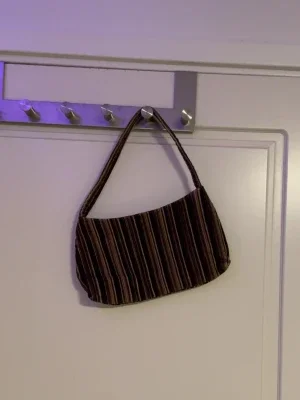 Randig brun handväska i tyg