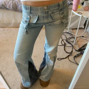 Ljusblå utsvängda jeans med detaljer