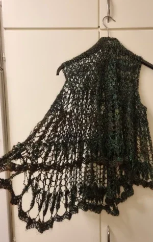 Handstickad mörkgrön poncho i ull