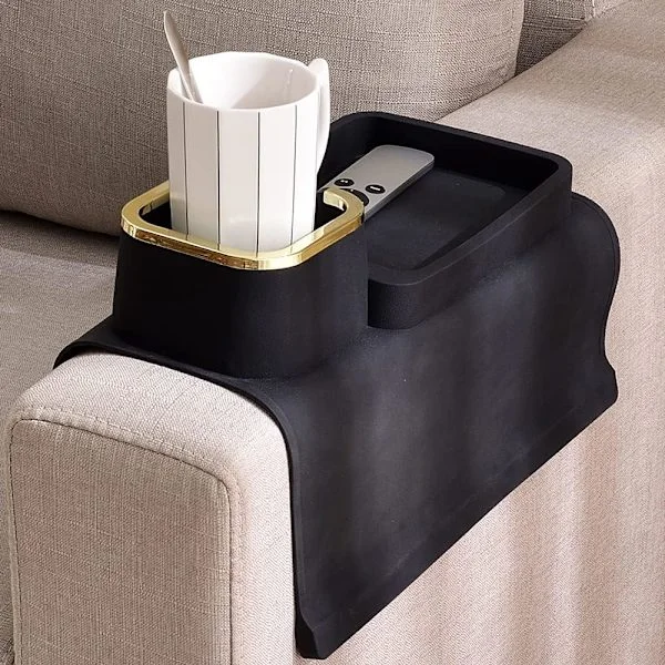 Soffa Mugghållare Bricka, Silikon Anti-Spill och Anti-Halk Soffa Dryckeshållare, Stark och Viktad Telefon/Fjärrkontroll/Snacks Soffa Mugghållare