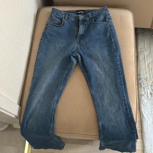 Mörkblå flared jeans från Pieces