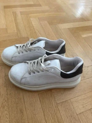 Vita chunky sneakers med svart detalj