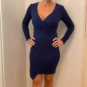 Mörkblå omlottklänning från Miss Selfridge