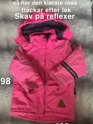 Rosa jacka med reflexdetaljer