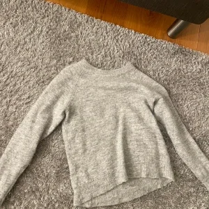 Grå stickad tröja från Selected Femme