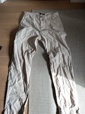 Beige linnebyxor från 157