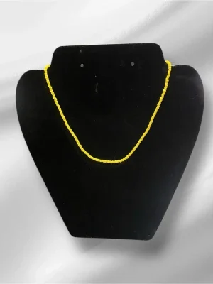 Gult halsband med små pärlor