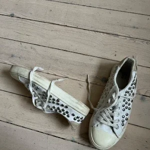 Vita sneakers med nitar