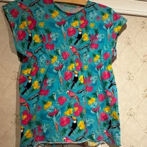 Färgglad blommig topp från Mywear