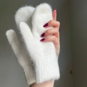 Vita stickade vantar
