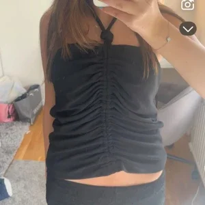 Svart croppad halterneck-top