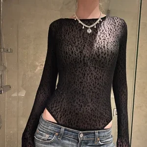 Svart body med leopardmönster