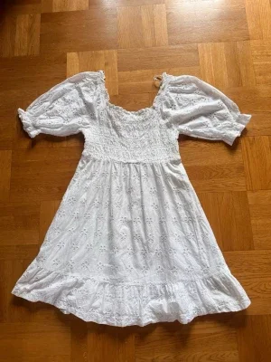 Vit kort klänning med broderade blommor