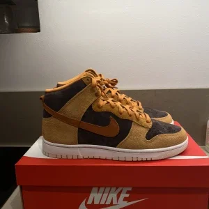 Nike SB Dunk Highs