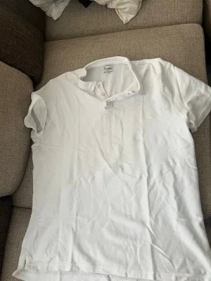Vit slim fit t-shirt med knappar