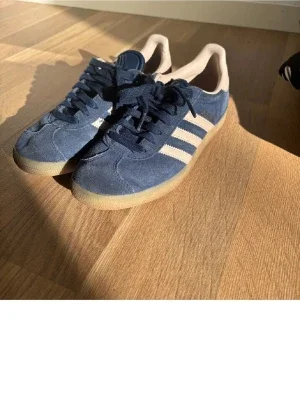 Adidas Gazelle blå mockasneakers