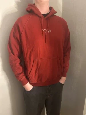 Röd polar skate CO hoodie