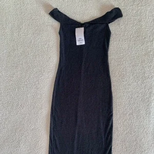 ZARA off-shoulder svart midiklänning