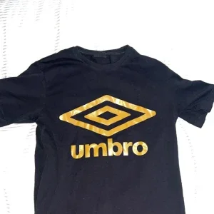 Svart t-shirt med guldtryck från Umbro