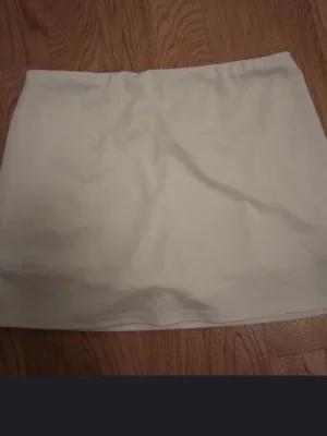 Vit skort , kjol med shorts